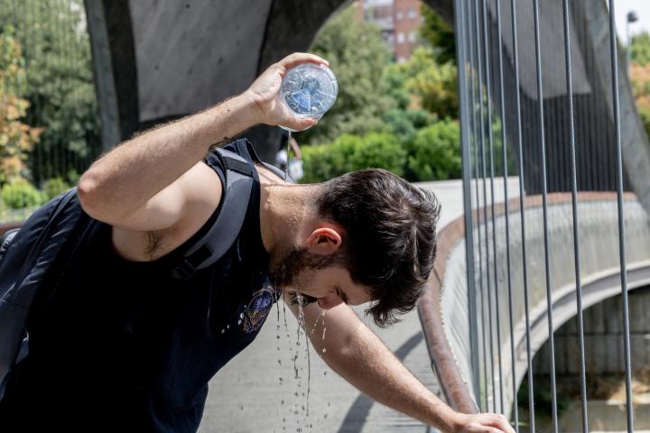Un hombre se refresca durante una ola de calor