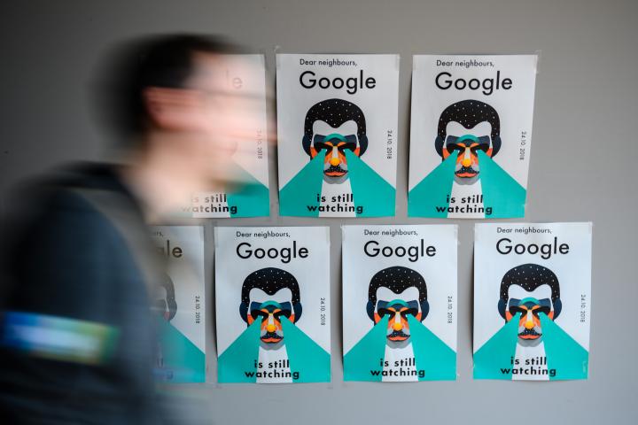 Un grupo de carteles en un congreso de hackers celebrado en Leizpig, Alemania