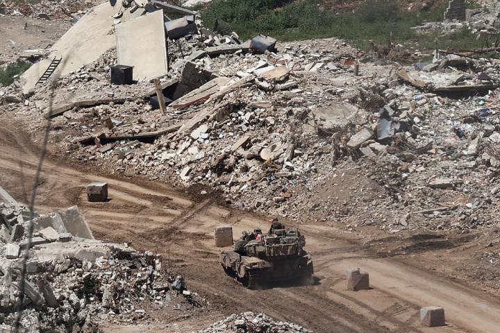Vehículos militares de las Fuerzas de Defensa de Israel patrullan el sur del Líbano, en una imagen captada desde el norte de Israel, el 29 de abril de 2026.