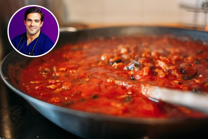 Aurelio Rojas y una sartén con tomate triturado