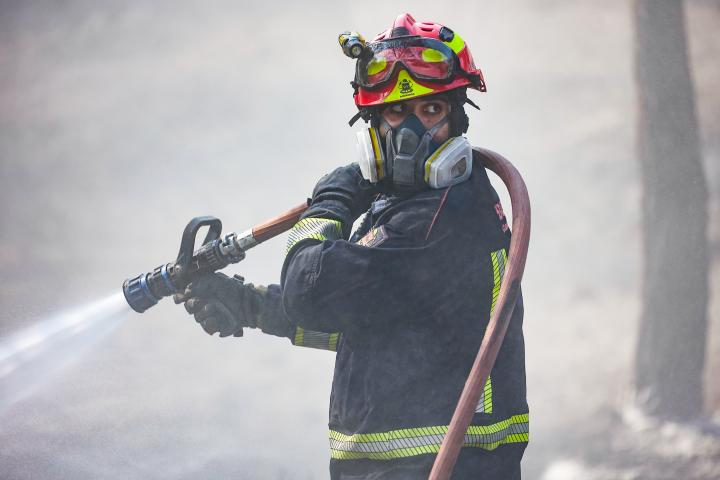 Un bombero en un incendio forestal