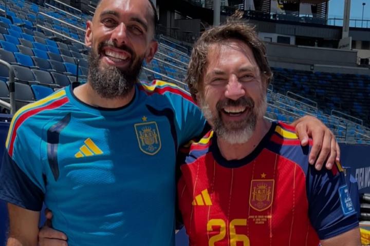 Borja Iglesias, junto a Javier Bardem