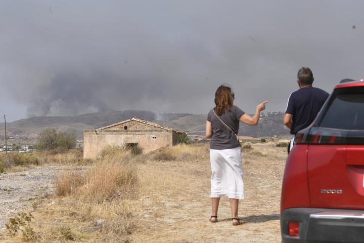 Dos personas observan cómo se propaga el incendio forestal el 10 de julio de 2026 en Los Gallardos, Almería, Andalucía, España.