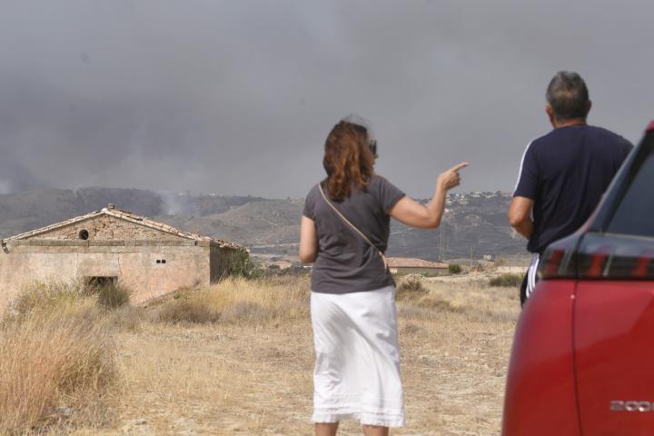 alt="alt="Dos personas observan el humo del incendio de Los Gallardos (Almería).""