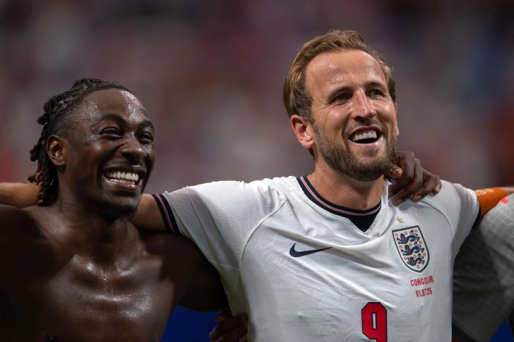 Eberechi Eze y Harry Kane, cantando Wonderwall tras el partido contra Congo.