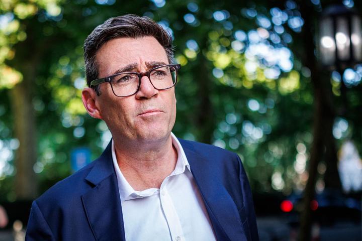 El diputado laborista Andy Burnham sale de los estudios Millbank tras su intervención en el programa de Andrew Marr en la LBC Radio, el 2 de julio de 2026, en Londres.