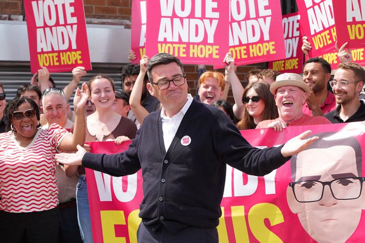 El entonces alcalde de Gran Manchester, Andy Burnham, saluda a sus simpatizantes el día de las elecciones locales, el 18 de junio de 2026, en Ashton-in-Makerfield.