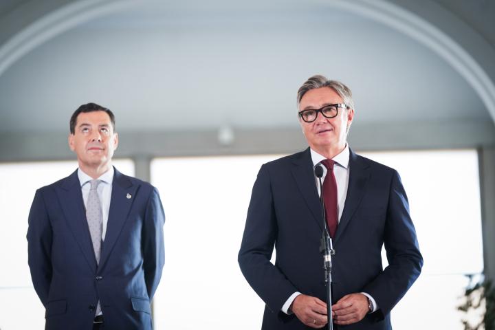 El presidente andaluz, Juan Manuel Moreno, y el líder de Vox en Andalucía, Manuel Gavira.