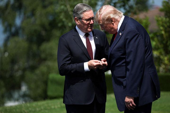 El presidente de EEUU, Donald Trump, y el primer ministro británico, Keir Starmer, conversan en la cumbre del G7 en Evian-les-Bains (Francia), el 16 de junio de 2026.