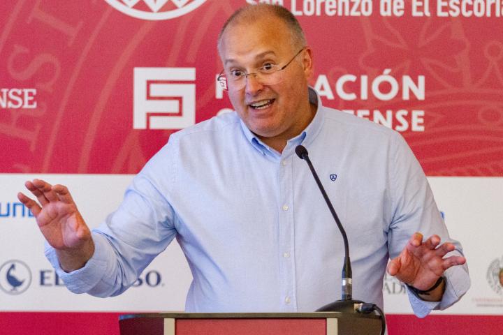 El secretario general del PP, Miguel Tellado, durante los cursos de verano de la Universidad Complutense de Madrid, en San Lorenzo de El Escorial.