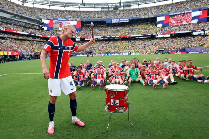 Erling Haaland liderando el remo vikingo tras la victoria de la selección de Noruega frente a Brasil en el Mundial 2026.