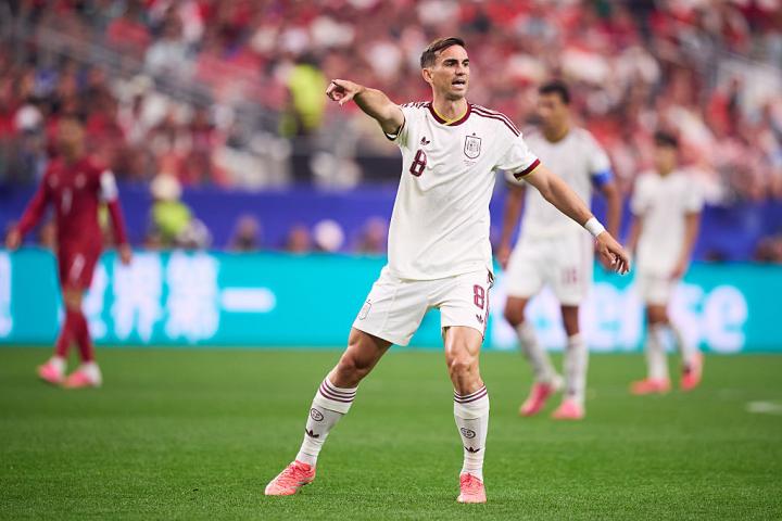 Fabián da indicaciones durante el partido contra Portugal