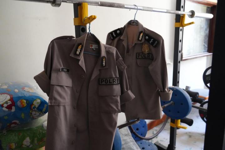 Falsificaciones de uniformes de la Policía de Indonesia halladas en centros de estafas en O'Smach, en el noroeste de Camboya, en julio de 2026.