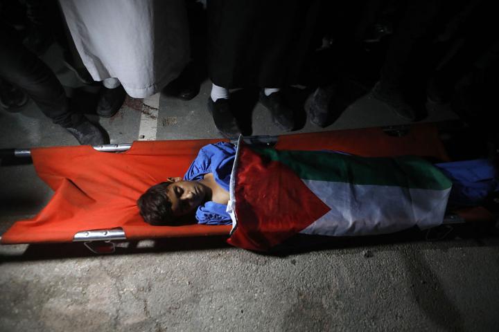 Familiares de un niño palestino de 11 años, muerto por disparos de soldados de Israel mientras jugaban al fútbol en el patio de una escuela en la aldea de Er-Rihiyye, asisten a su funeral en Hebrón, el 16 de octubre de 2025.