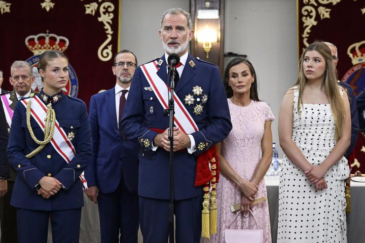 Felipe VI ofreciendo unas palabras junto a la reina Letizia, la princesa Leonor y la infanta Sofía por el incendio de Los Gallardos