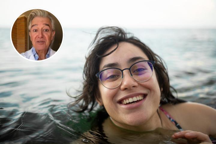 Jesús Vázquez y una mujer bañándose en el mar