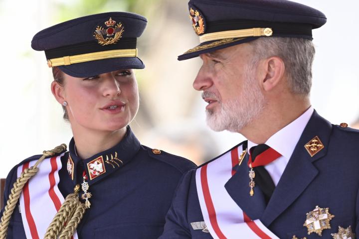 La princesa Leonor y Felipe VI hablando después de que la heredera recibiera la Gran Cruz del Mérito Aeronáutico en la Academia de San Javier