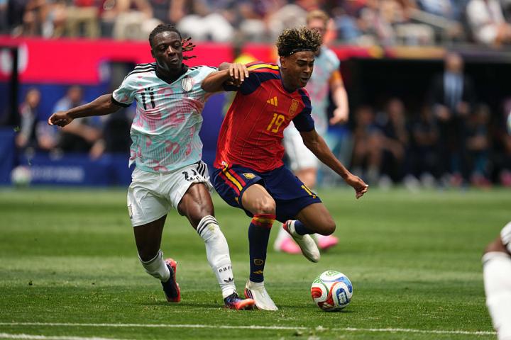 Lamine Yamal con Doku, uno de los duelos más repetidos del encuentro