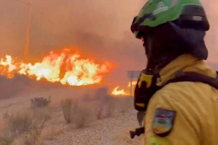 Las unidades de emergencia tratan de sofocar las llamas del incendio forestal desatado en Los Gallardos (Almería)