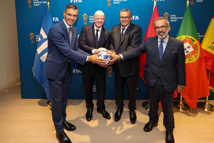 Pedro Sánchez, junto a Infantino, el primer ministro de Marruecos y el ministro de Asuntos Exteriores portugués, en septiembre de 2025
