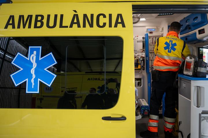 Sanitarios en una ambulancia en Cataluña, en una imagen de archivo