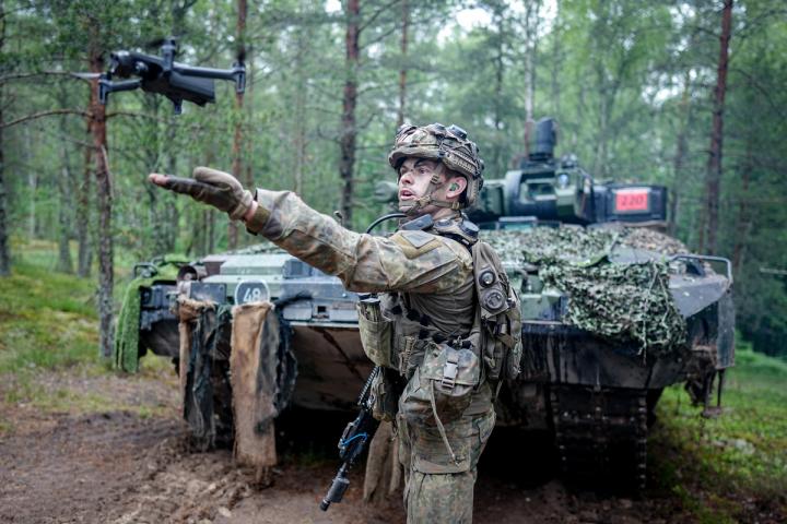 Un soldado alemán pilotando un dron en un ejercicio de la OTAN