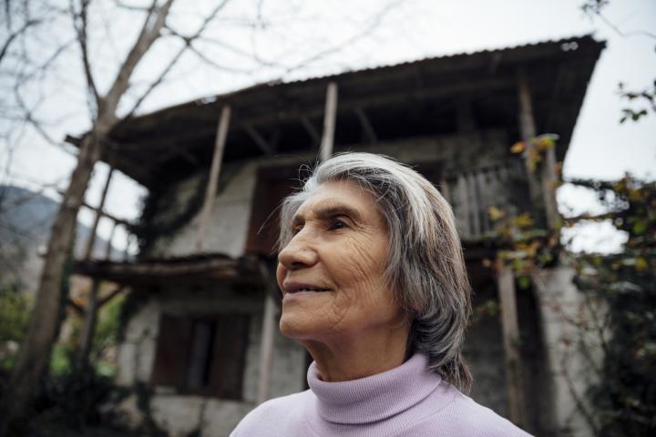 Una mujer, en un pueblo.