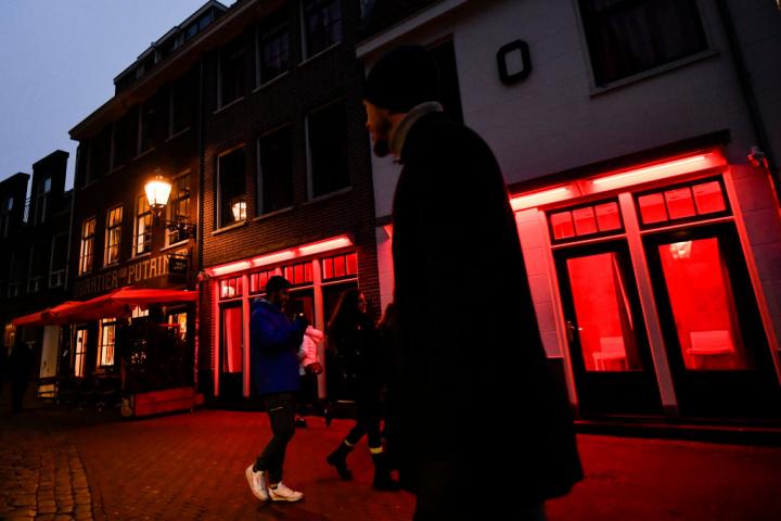 Una persona camina por el Barrio Rojo de Ámsterdam