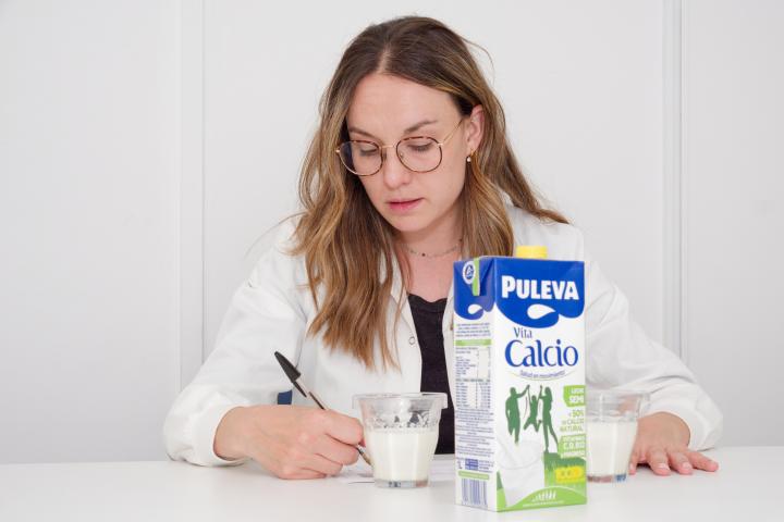 Una técnica de Lactalis cata una muestra de leche Puleva.