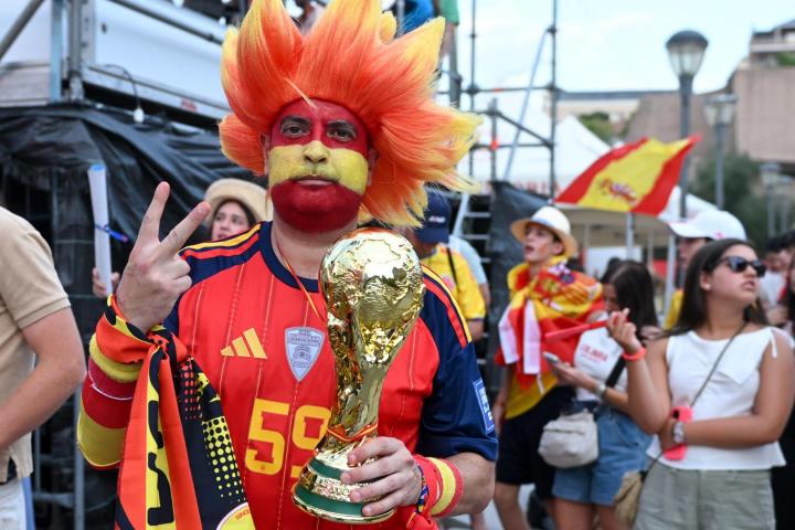 Aficionados reaccionan ante una jugada durante el partido entre España y Bélgica en la Copa Mundial de la FIFA 2026,