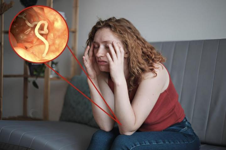 Una imagen de archivo de una mujer con dolor de cabeza y otra de una tenia