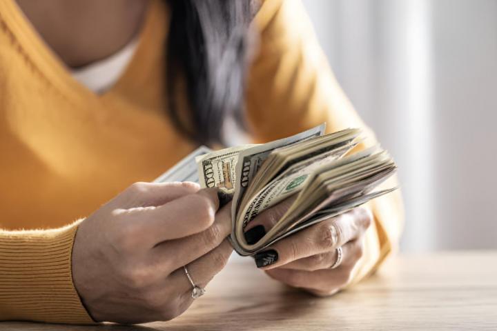 Una persona contando billetes