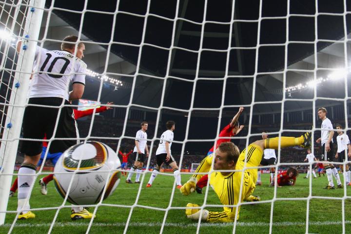 alt="alt="Neuer cae y el balón entra en la portería después del remate de Carles Puyol tras un saque de esquina""