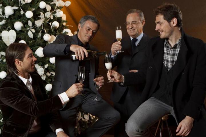 alt="alt="Ramos, Mourinho, Florentino Pérez e Iker Casillas comparten un brindis para celebrar el 2010""