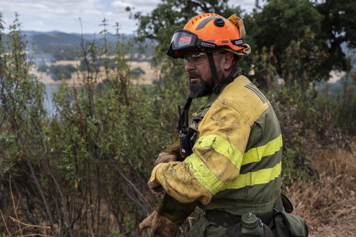 Un bombero forestal en un incendio