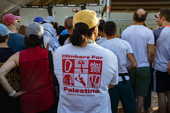 ALCOBENDAS MADRID, SPAIN - MAY 29: A person wearing a T-shirt in support of Palestine during a World Climbing Series 2026 event on the esplanade of the Jose Caballero de Alcobendas sports centre on 29 May 2026 in Alcobendas, Madrid, Spain. Today at the World Climbing Series Comunidad de Madrid 2026, the women's bouldering semi-finals and final were the big event of the day. (Photo By Rafael Bastante/Europa Press via Getty Images)
