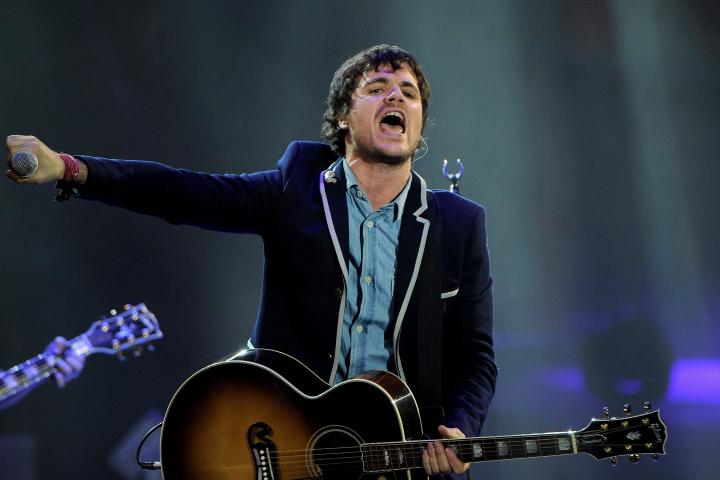 alt="alt="Dani Martín toca durante los premios 40 Principales de 2010""