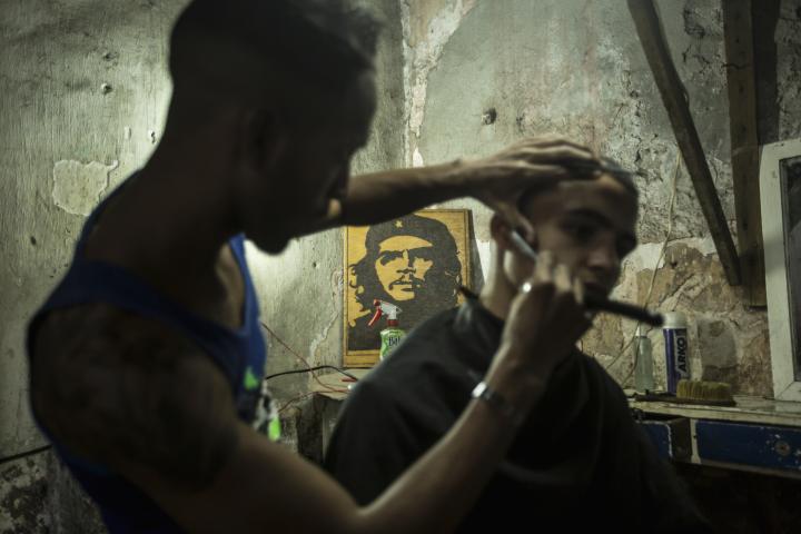 Dos personas, en una barbería en La Habana.