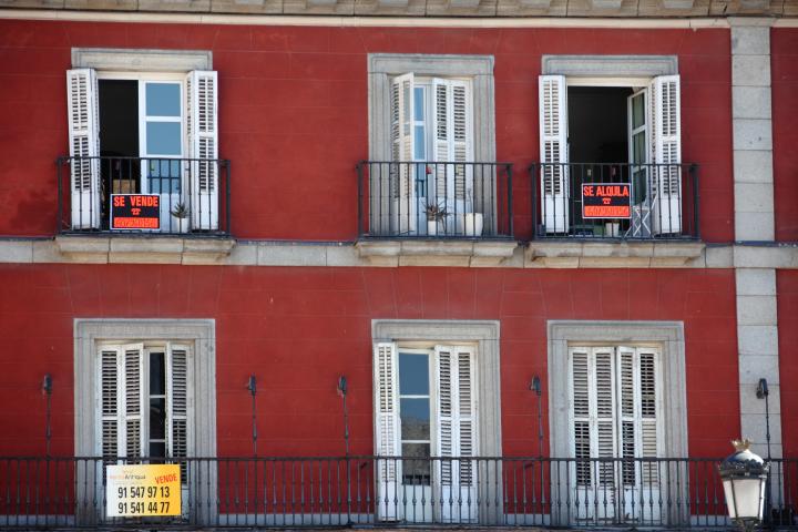alt="alt="Varios carteles de alquiler en la Plaza Mayor de Madrid""