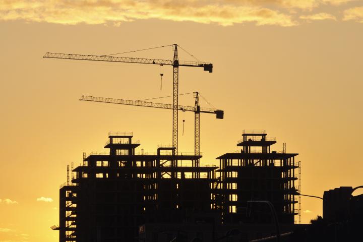 alt="alt="Grúas sobre un bloque de apartamentos en Valencia en 2009""