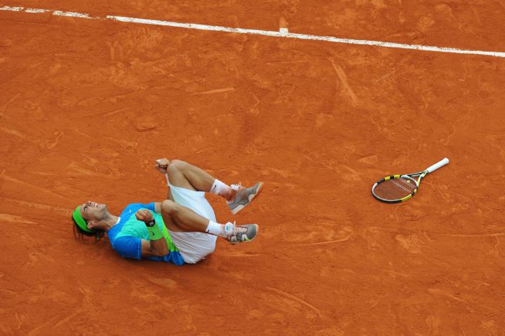 alt="alt="Icónica imagen de Nadal celebrando la victoria en Roland Garros en 2010""