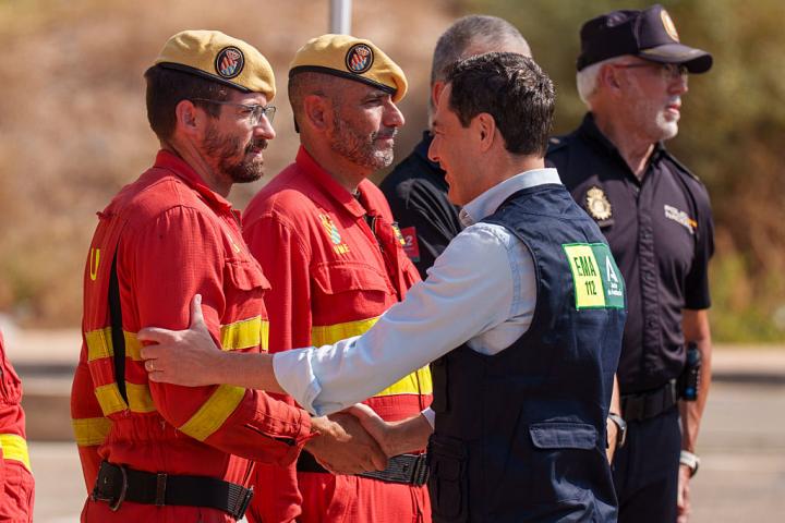 Juanma Moreno felicita y agradece su labor al personal de extinción del incendio de Los Gallardos