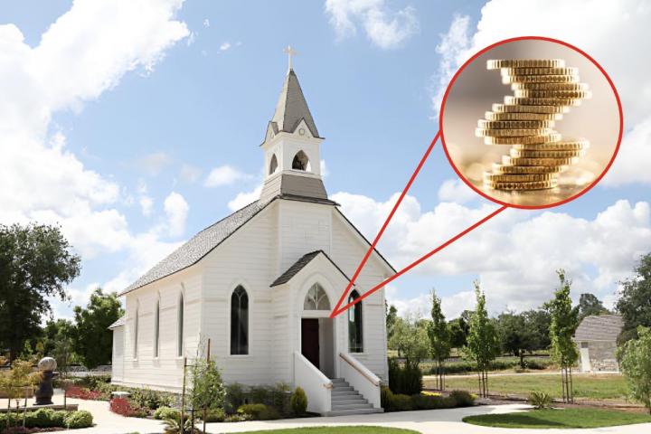 Una imagen de archivo de una iglesia blanca y otra superpuesta de una torre de monedas de oro