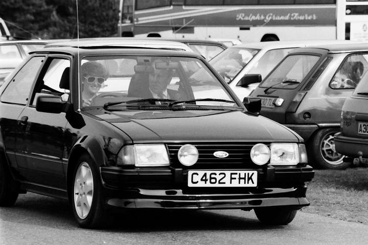 La princesa Diana conduce su Ford Escort en 1987 acompañada de su guardaespaldas.
