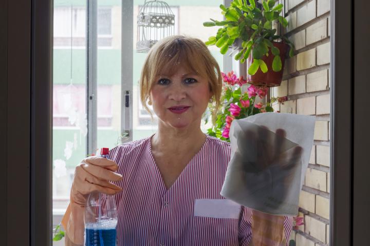 Mujer de mediana edad trabaja limpiando