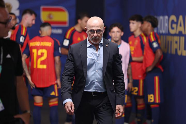 Luis de la Fuente, delante de sus jugadores antes de salir para la segunda parte del España-Bélgica