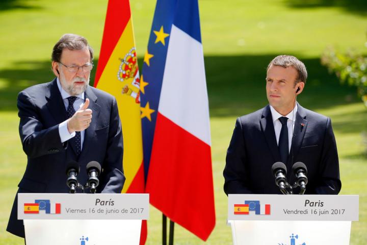 PARIS, FRANCE - JUNE 16: Spanish Prime Minister Mariano Rajoy makes a statement next to French President Emmanuel Macron during a joint press conference after a working lunch at the Elysee Presidential Palace on June 16, 2017 in Paris, France. Rajoy met Macron to discuss the situation concerning the European Union. (Photo by Chesnot/Getty Images)