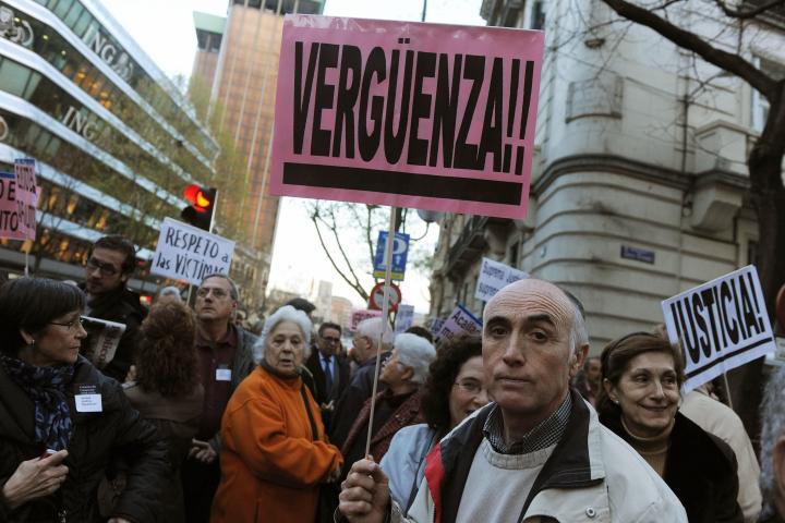 alt="alt="Un manifestante protesta en Madrid en abril de 2010 en apoyo al juez Baltasar Garzón""