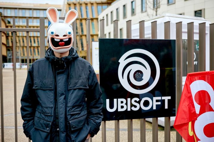Un trabajador disfrazado de un personaje de videojuego junto a la sede francesa de Ubisoft en una imagen de archivo
