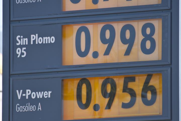 alt="alt="Una gasolinera en Tenerife señala precios por debajo de un euro para la gasolina y el diésel en una fotografía tomada en marzo de 2010""